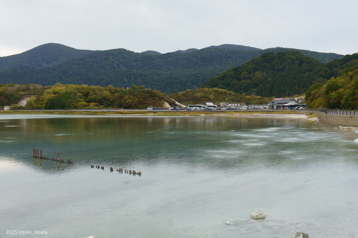 湖の湖畔にあるのが恐山