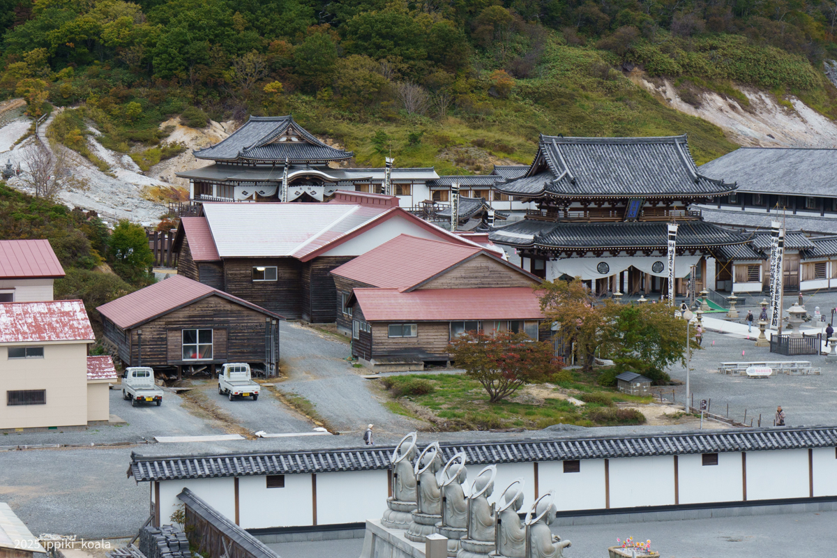 お寺の手前の建物にイタコがいる