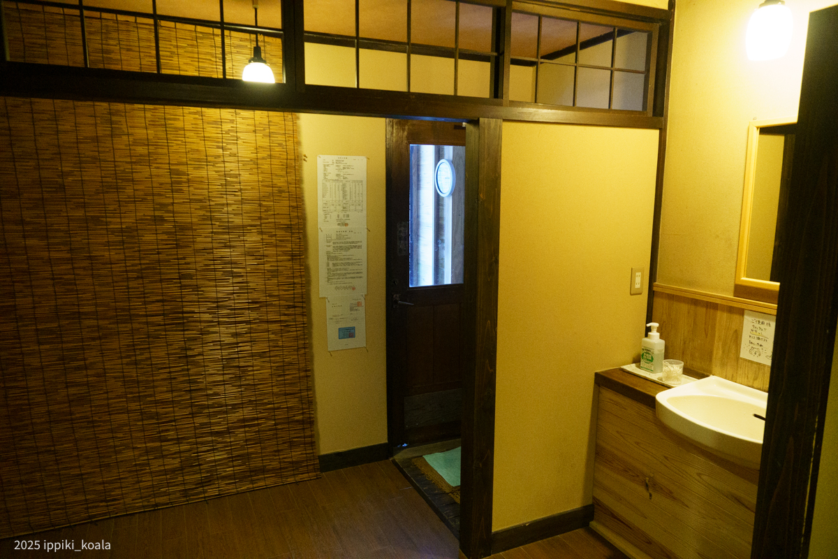 脱衣所の向こうには露天風呂が