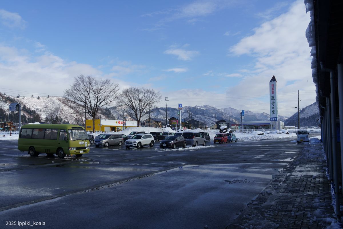 黄色のマイクロバスが送迎バスです