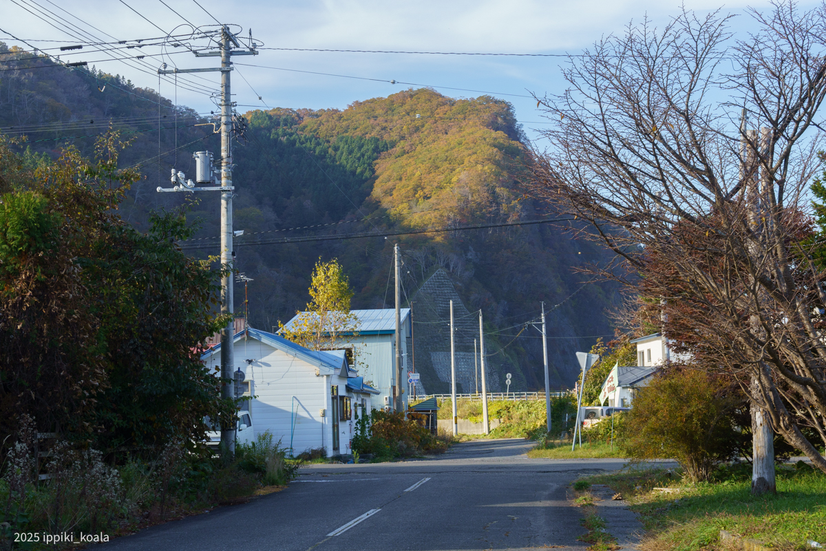南北から小高い山に囲まれている
