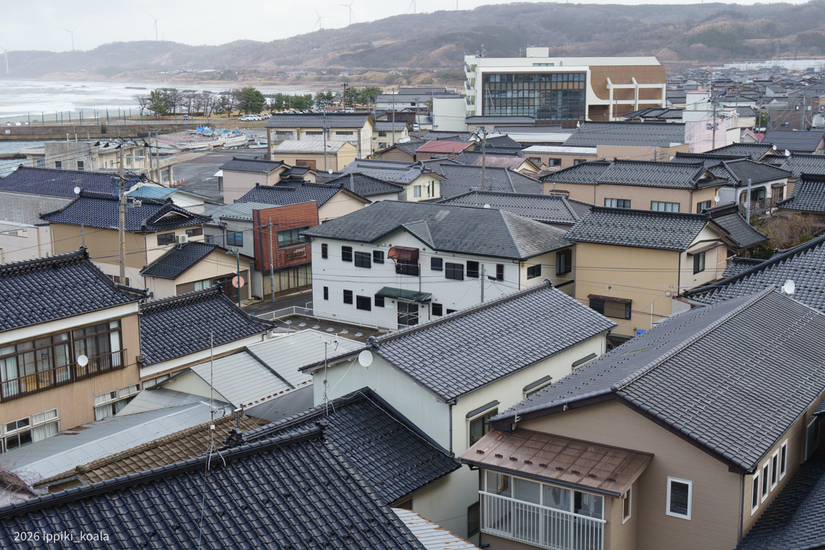 中央の建物は仁賀保勤労青少年ホームらしい。図書館も入っているとのこと