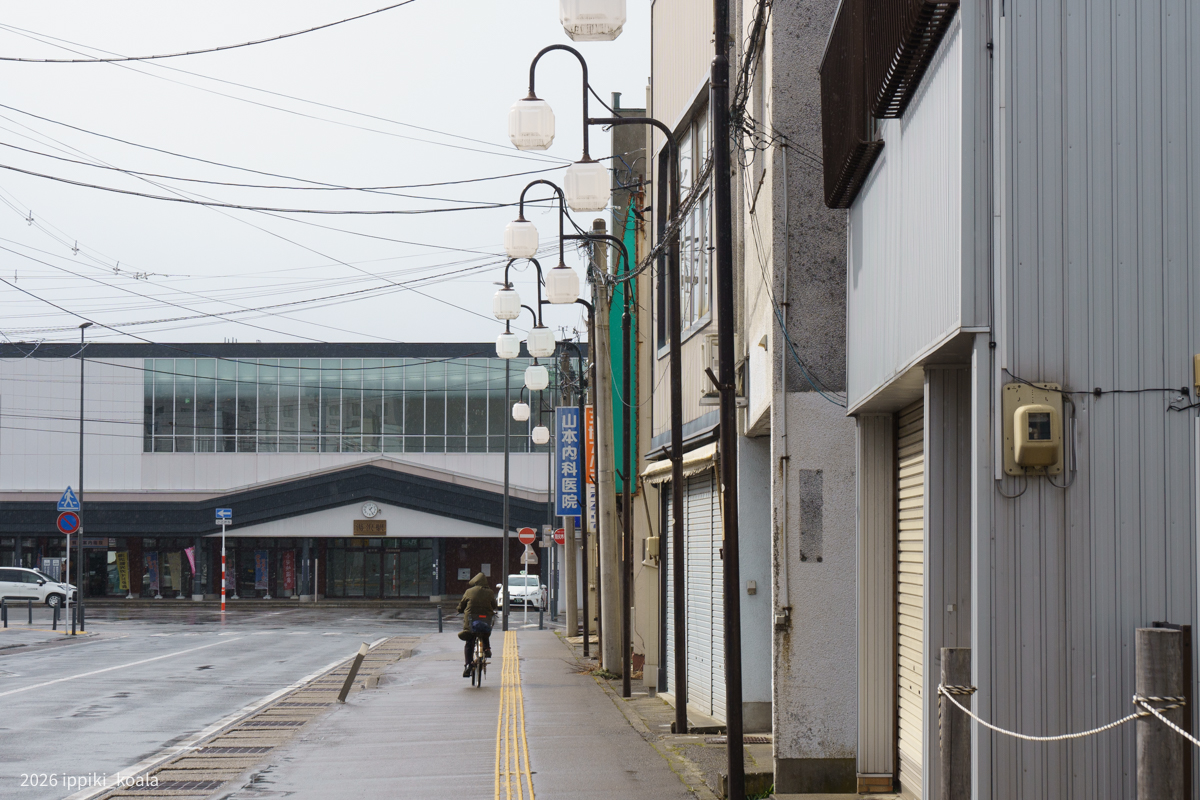 と書いたけど反対側。奥が駅側