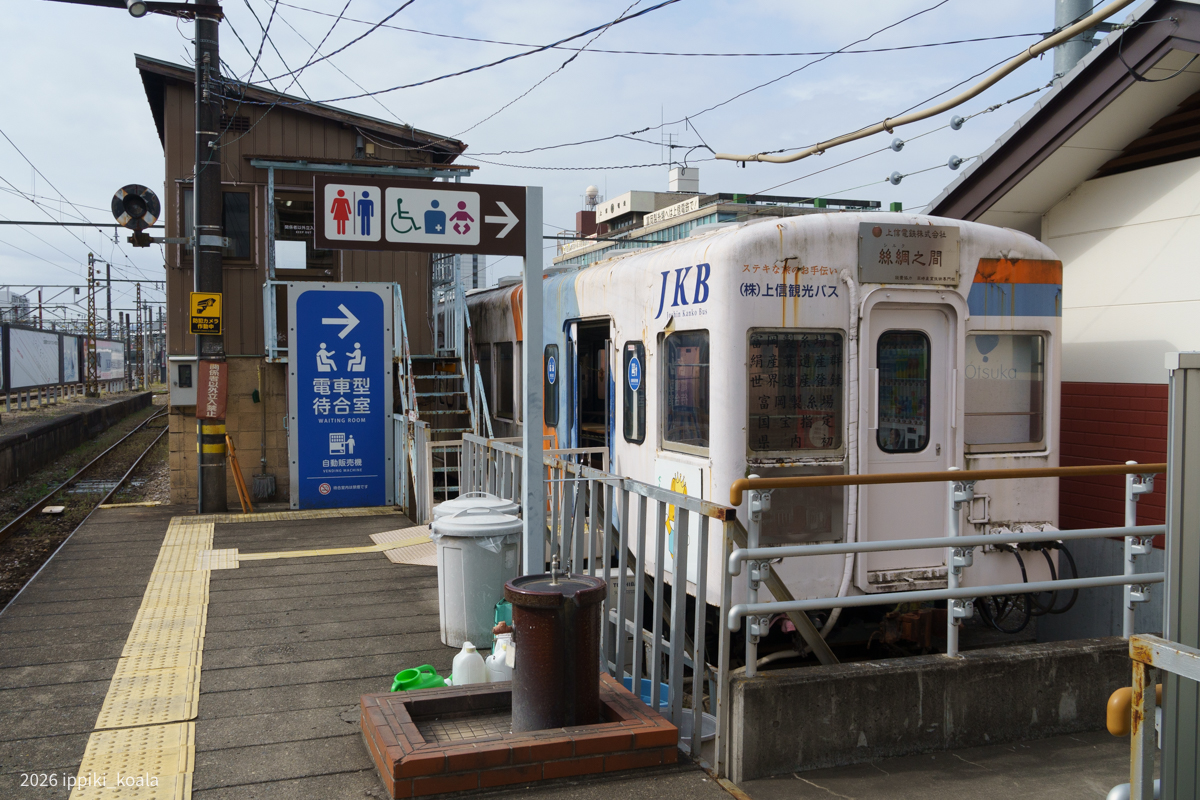上信電鉄の高崎駅には電車の待合室がある