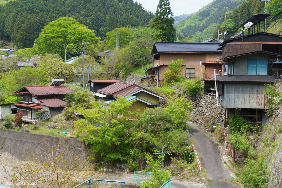 砥沢の集落に入る