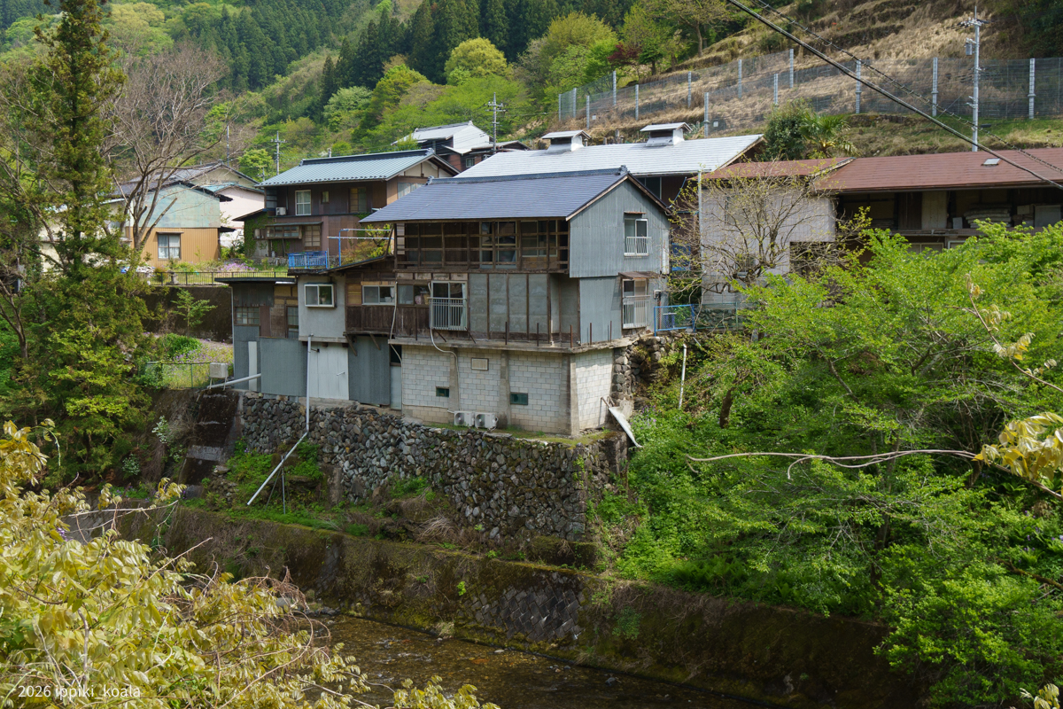 川と崖の間の狭い空間に家があることがわかりますね
